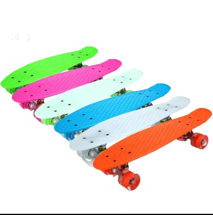Este un penny board conceput pentru skateri incepatori si avansati, agrement, trucuri clasice cat si pentru cele speciale.

\
\
\
 