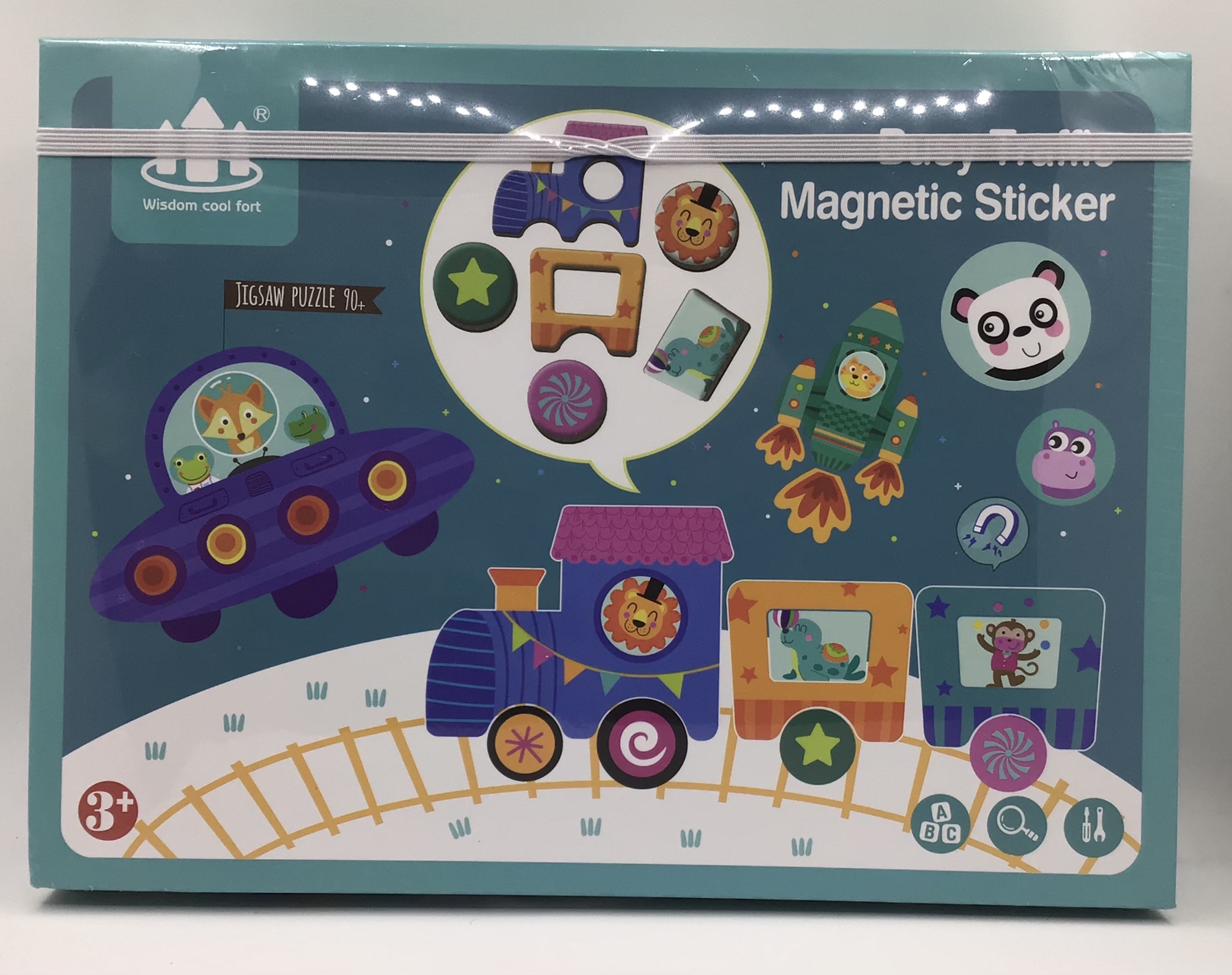 Set mozaic magnetic de tip sticker având ca activitate un tren cu animăluțe sălbatice dar și ca tematică că ne cunoaștem universul piesele sunt din lemn și sunt magnetice un joc ideal pentru cei mici de vârsta de trei ani