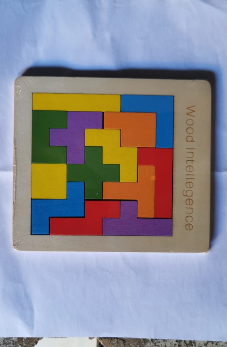 Acesta este un puzzle colorat si vesel care ii ajuta pe cei mici sa recunoasca si sa invete formele si culorile.  Jocul reprezinta o reinterpretare a clasicului joc  