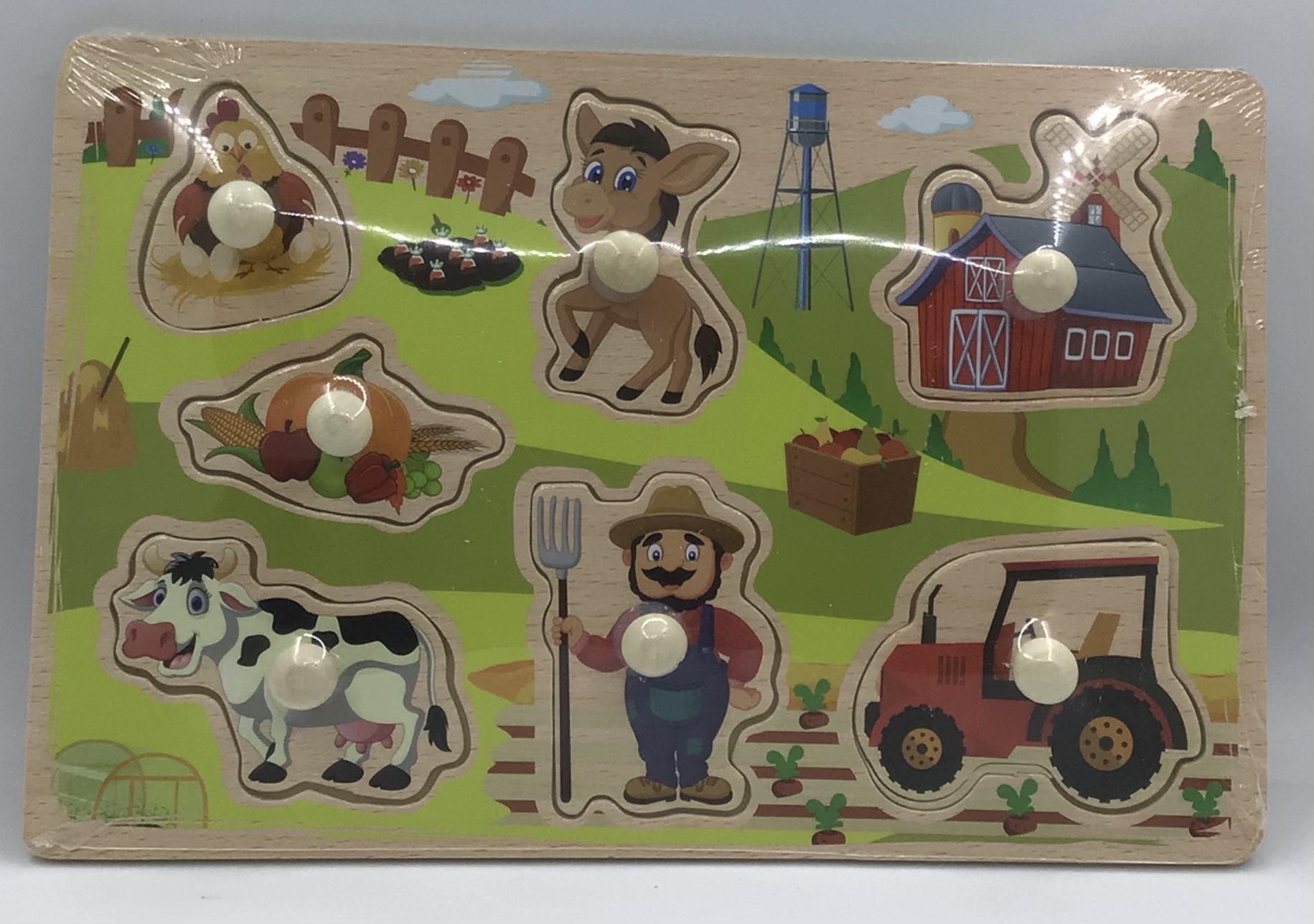 Puzzle din lemn cu pioneze având ca tematică fermă de animale  este format din șapte piese în joc ideal pentru cei mici