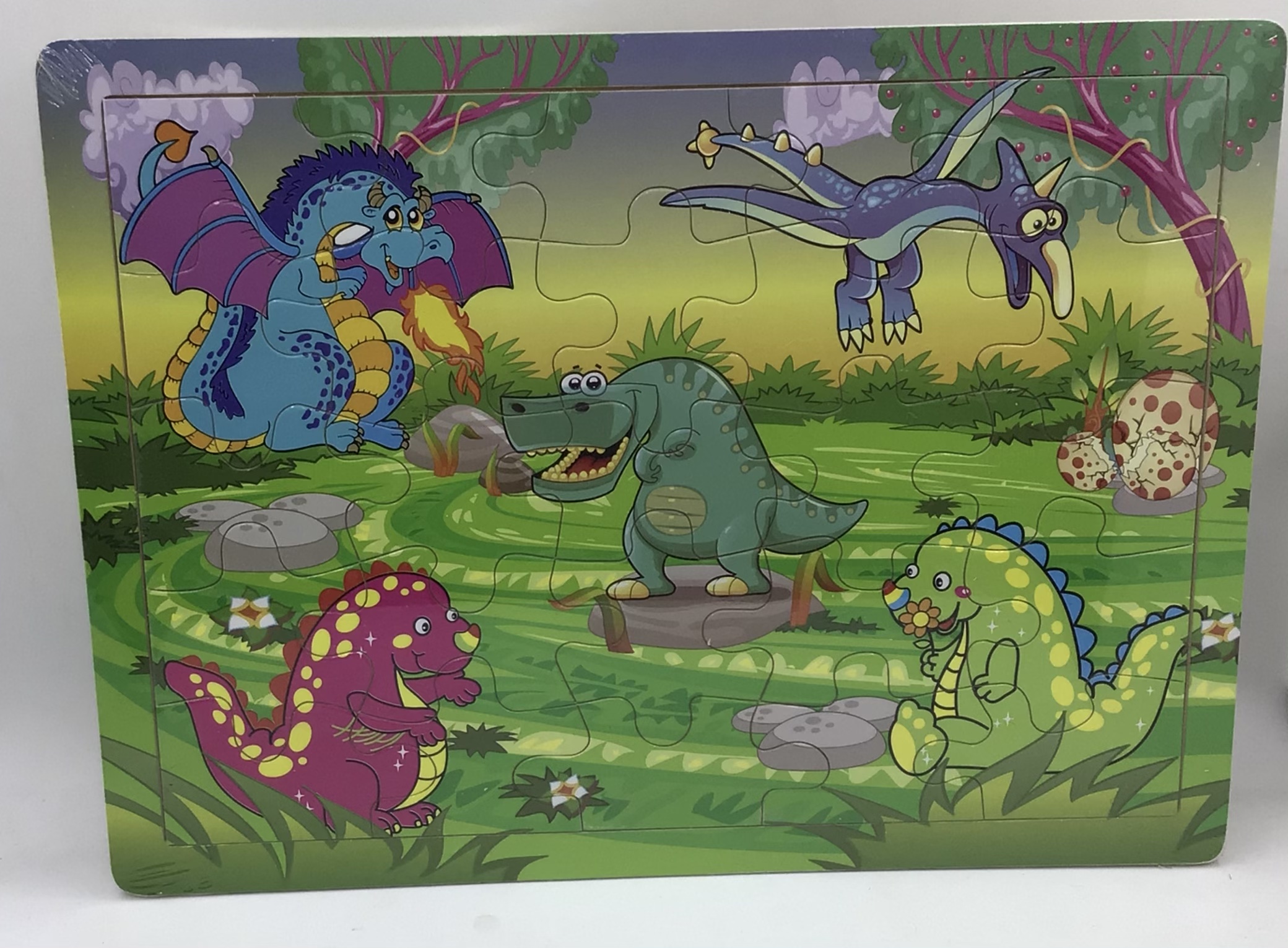 Puzzle din lemn ce are ca tematică animalele de mult dispărute dinozauri acest pază este frumos colorat și poate ajuta copiii să abilitățile intelectuale și moto orice și de îndemânare pentru acest puzzle
