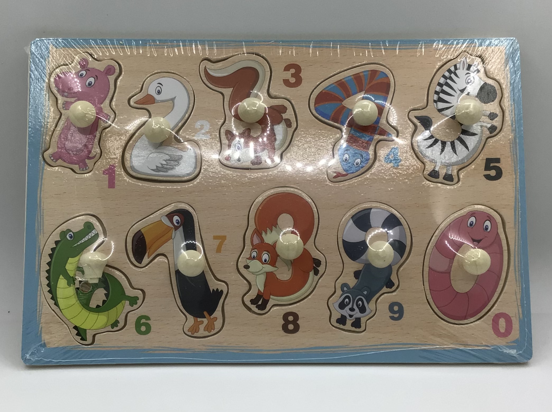 Puzzle din lemn cu pioneze având ca tematică animăluțele care se pot număra un joc indicat copiilor de peste trei ani la achiziția de 10 bucăți prețul este de șase lei / bucată